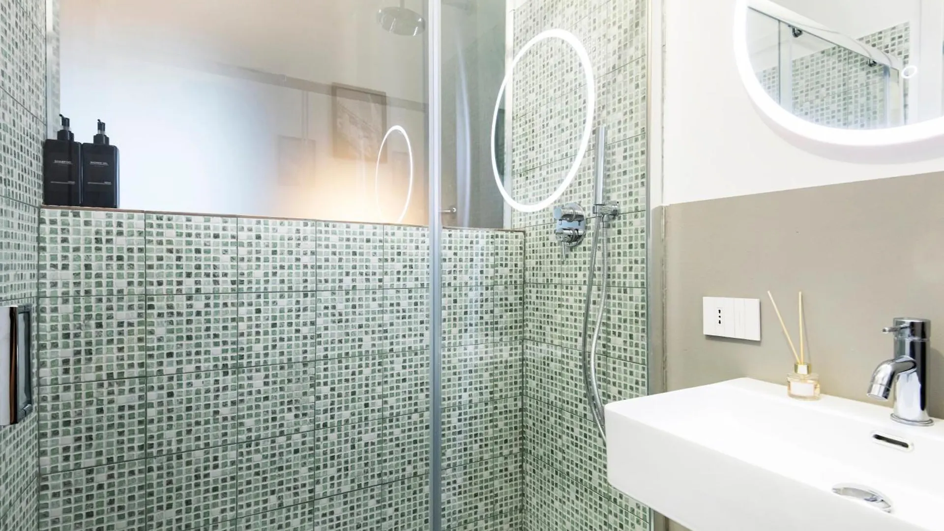 Easylife - Fl Suite In Centrale Milan 0*,